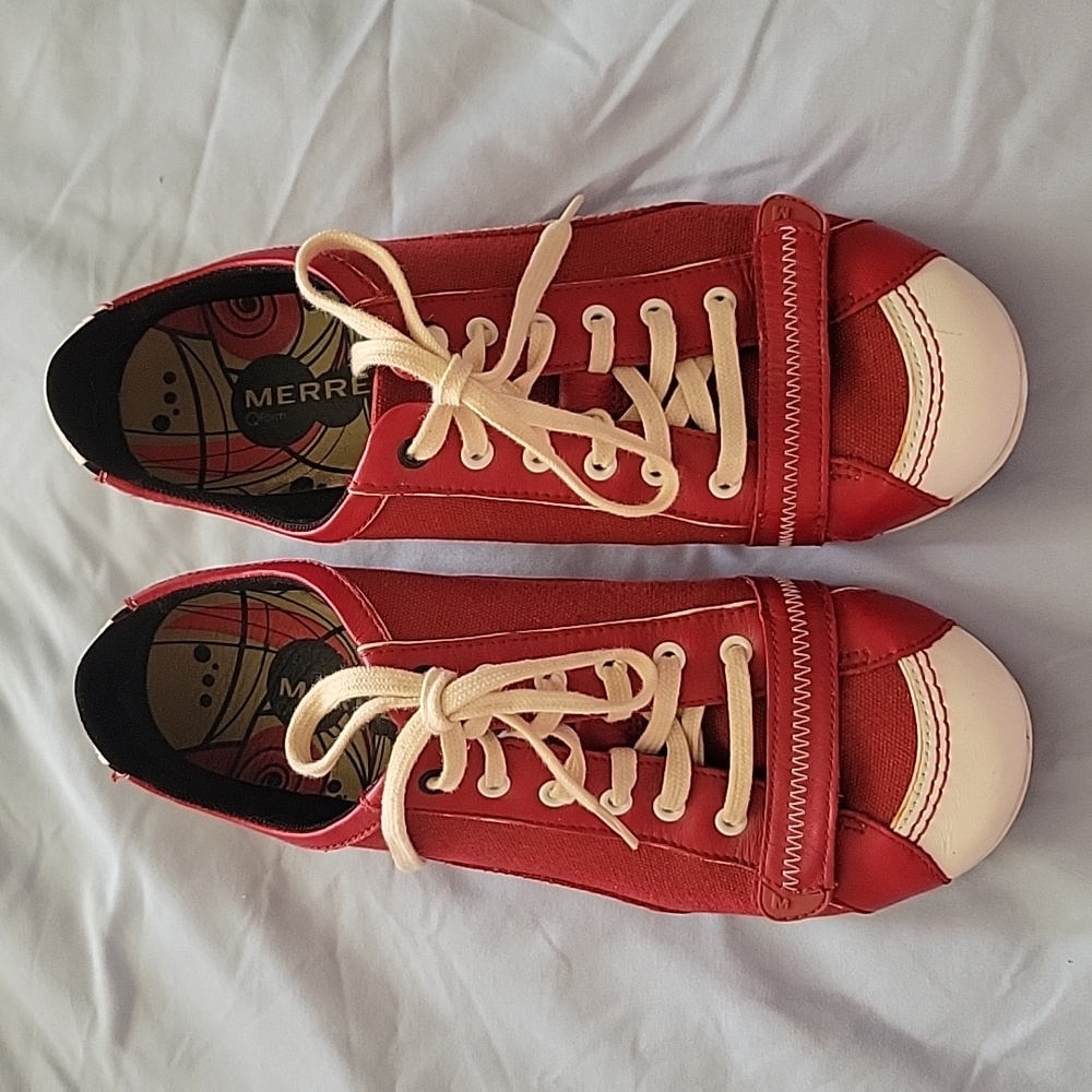 Merrell Air Cushion Shoe. Red With White Trim. Size 6 Excellent condition.
